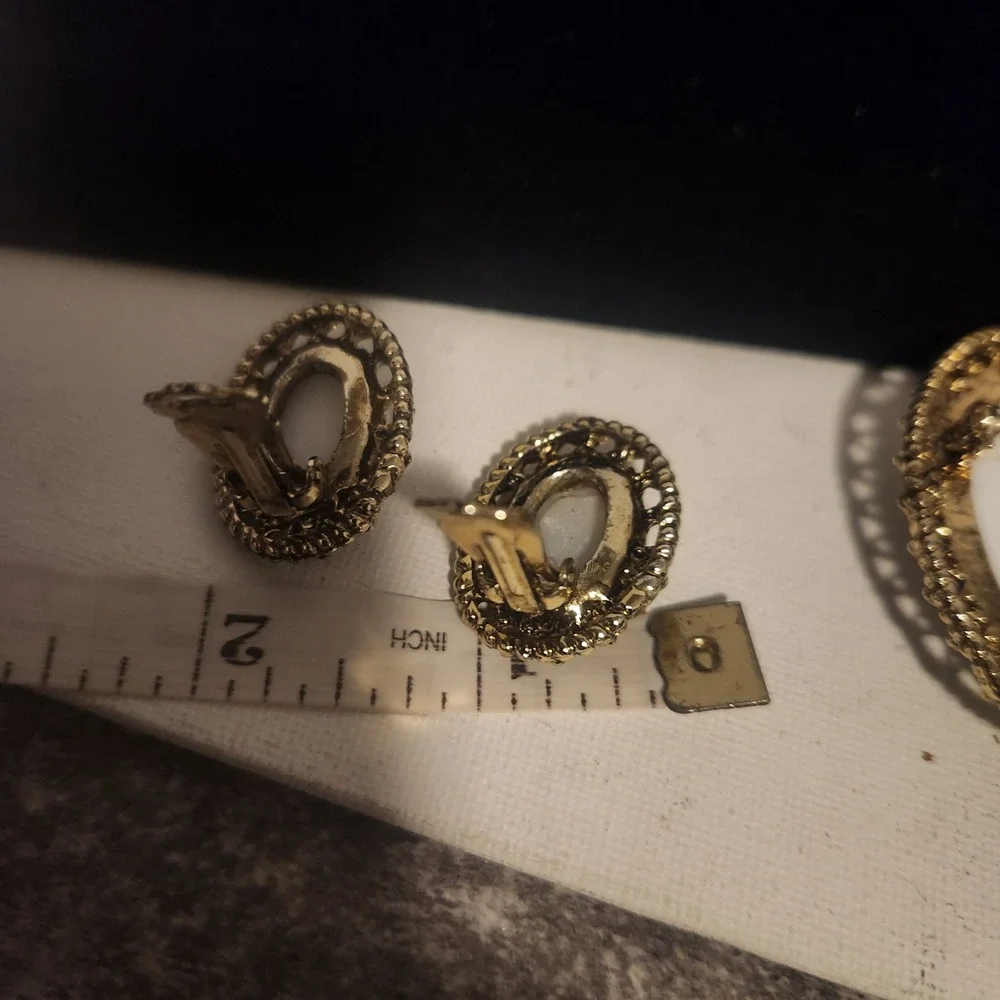 Vtg Cameo Brooch and Clip On Earrings Set‎ Gold Tone Black White Filigree READ